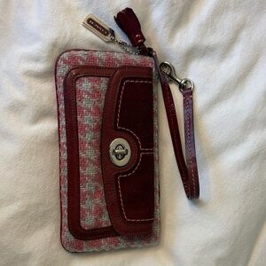Vtg Coach Burgundy Suede Pink Gray Wool Houndstooth Front Flap Turnlock Wristlet